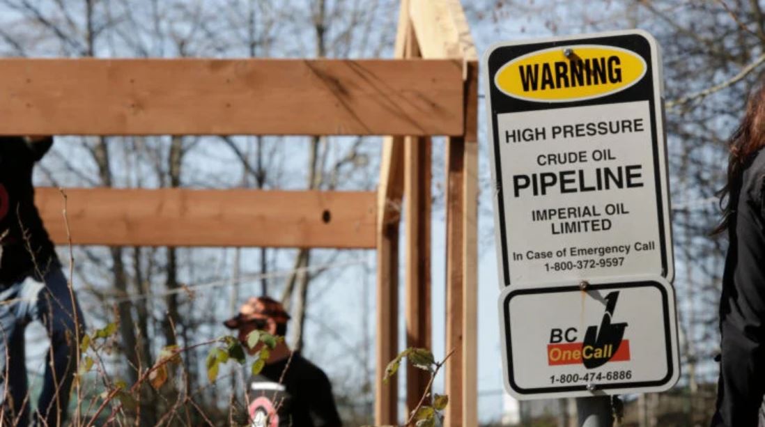 Workers building a house near Kinder Morgan’s Trans Mountain Pipeline Burnaby Terminal in British Columbia in March 2018. (Photo: Jason Redmond, AFP via Getty Images)