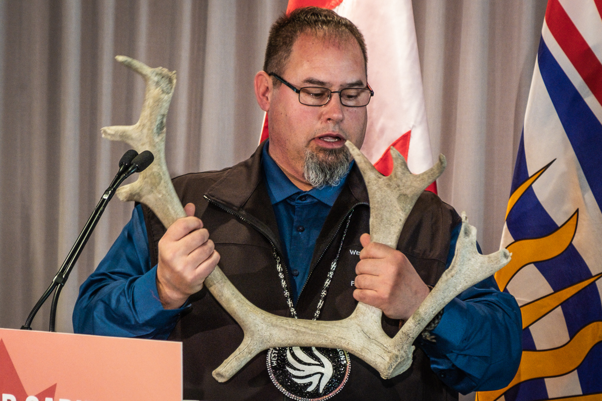 Chief Roland Wilson holding up caribou antlers at the ceremonial signing of the caribou agreement. Photo: WC Files.
