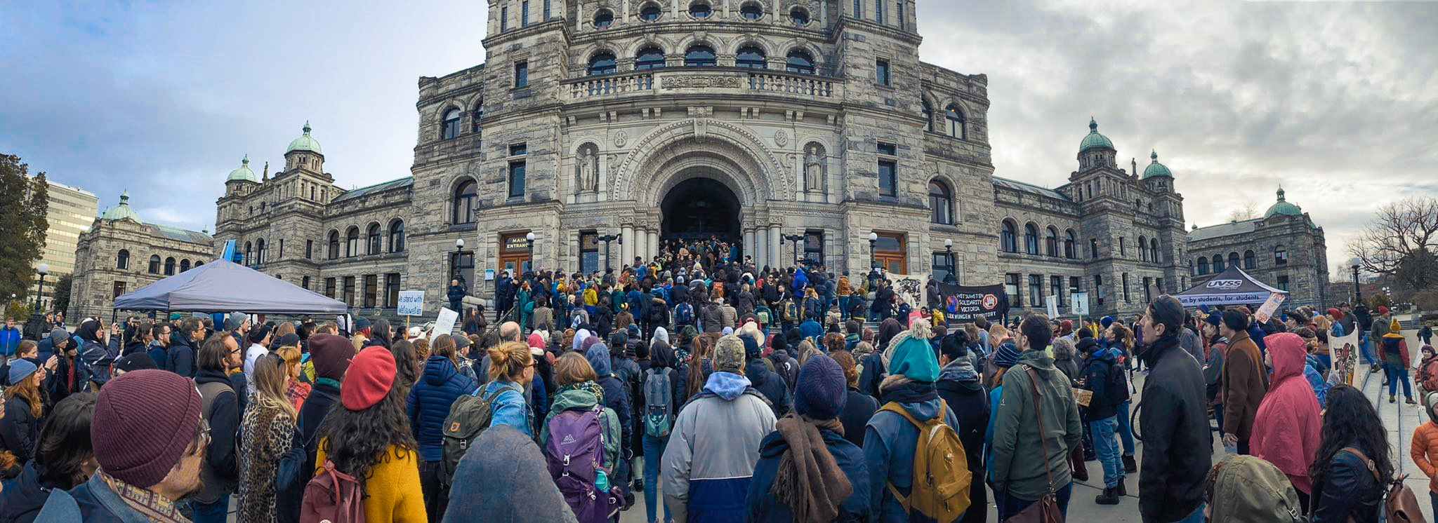 A crowd gathers in front of the injunction-encrusted BC Legislature here on Lekwungen territories, in solidarity with Wet’suwet’en!