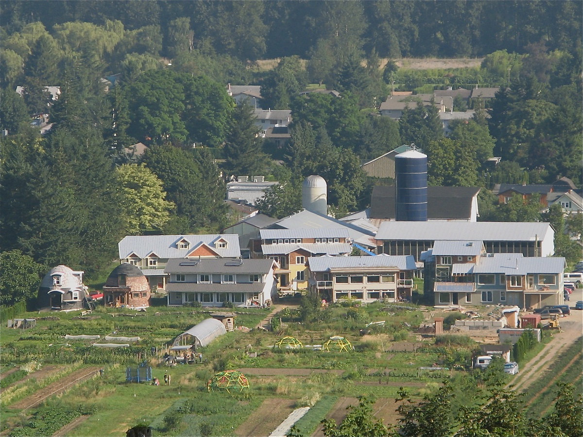 A picture of a house in the middle of hills. End of image description. 