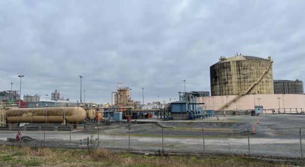 Photo: FortisBC’s current Tilbury LNG facility sits just steps from the Fraser River in Delta, B.C. (Isabel Siu-Zmuidzinas)
